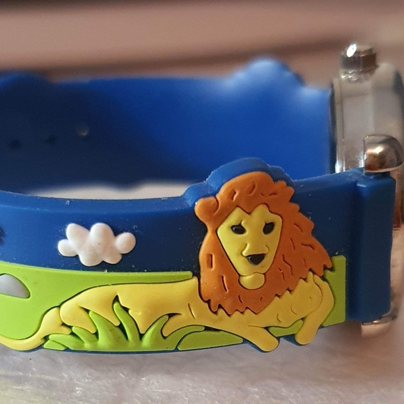 🦋10/$20🦋 Geneva Silver/Blue Lion Unisex Kids Watch - Picture 4 of 6